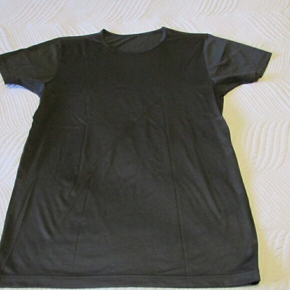 𝅺UNIQLO T-Shirt - Picture 1 of 5